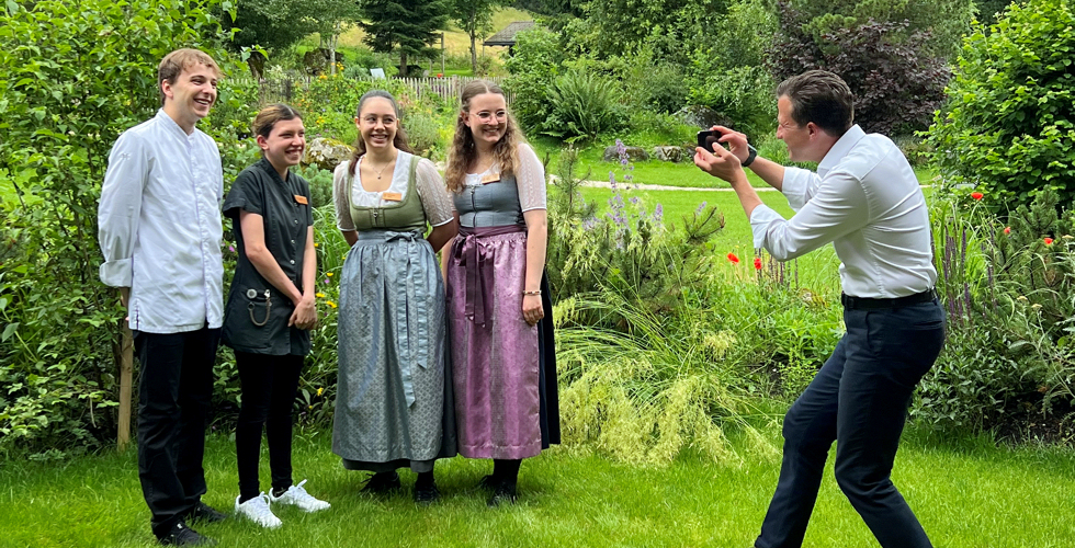 Erfolgreicher Abschluss, Zeugnis in der Hand und lauter Menschen, die Dich anlächeln!