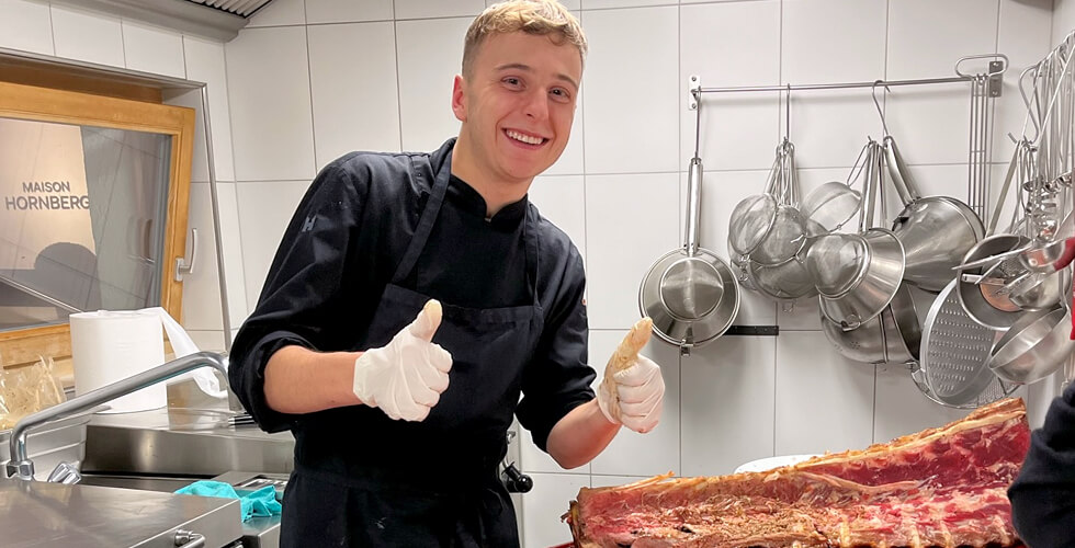 Erfolgreicher Abschluss, Zeugnis in der Hand und lauter Menschen, die Dich anlächeln!