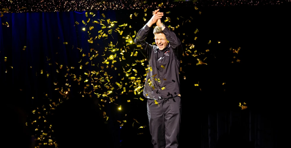 Bild zeigt Mateo Hoefliger im Goldregen auf der Bühne