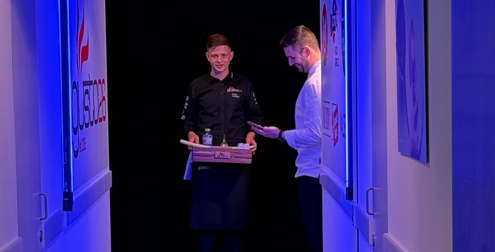 Blau beleuchter Gang zur Wettbewerbsbühne Gusto26