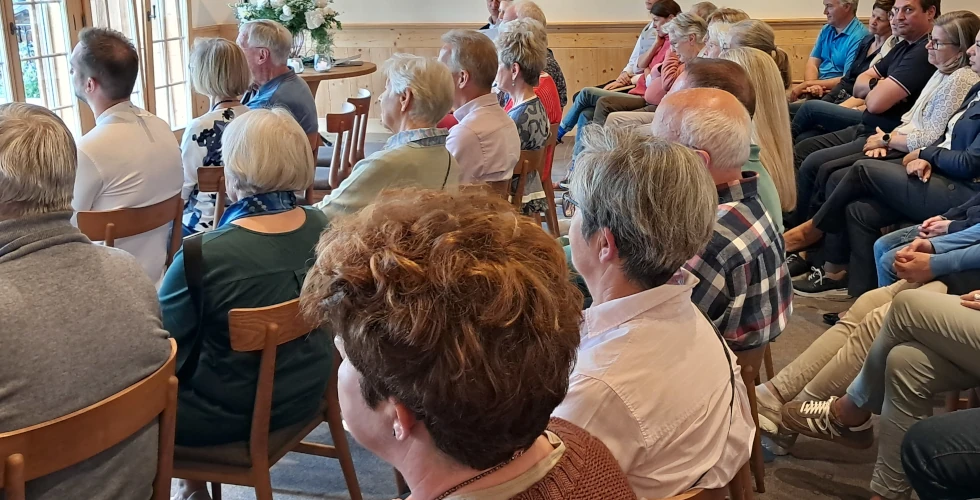 Blick in Saal Rueblihorn mit Gästen unseres Hotels