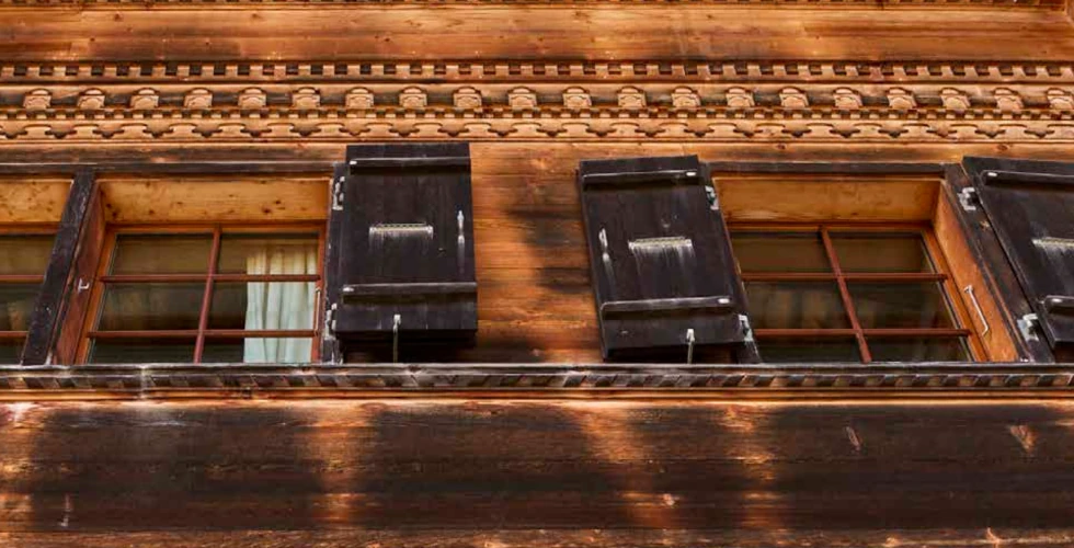 Blick auf authentische Holzfassage MAISON HORNBERG