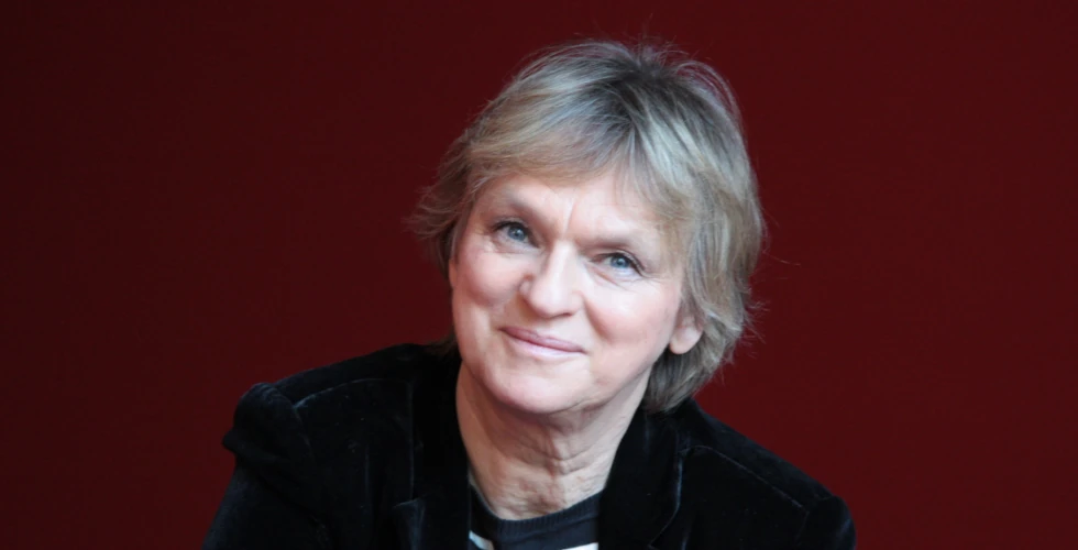 Portrait-Bild Elke Heidenreich vor dunkelrotem Hintergrund