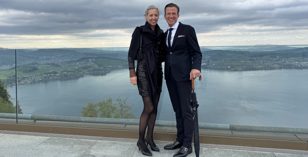 2 Menschen auf Terrasse oberhalb Vierwaldstaetter See