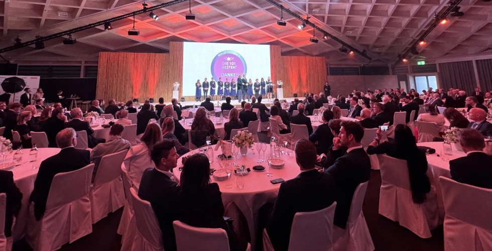 Blick in einen rötlich schimmernden Festsaal