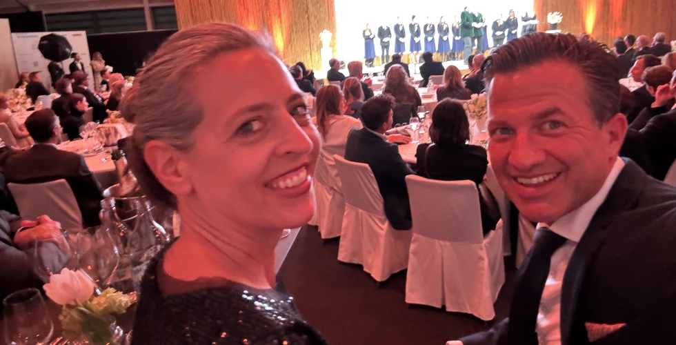 zwei festlich gekleidete Menschen schauen in die Kamera