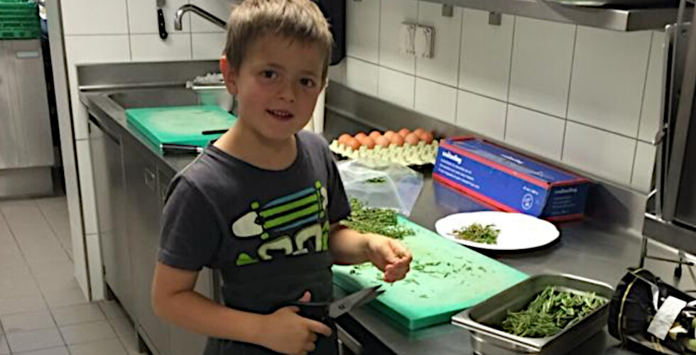 Foto zeigt Mateo Hoefliger als Kind in der Hotel Hornberg Küche