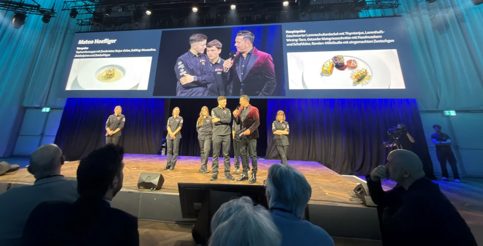 Bild zeigt Mateo Hoefliger auf der Bühne Gusto26 Finale mit seiner Kochkunst im Hintergrund